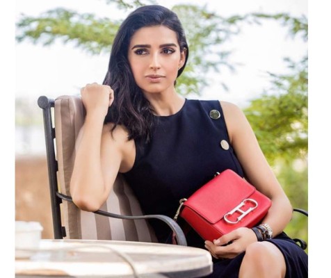 Working Girl. Ivanka Trump quizás es una de las favoritas de esta tendencia, pero nuestra Atenas imprime su belleza y autenticidad en detalles tan sofisticados como este post con la Insignia Bag de Carolina Herrera