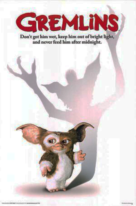 <b>Gremlins</b>Un clásico lanzado en cines en 1984, narra la historia de una pequeña ciudad estadounidense, donde una familia regala a su único hijo, Billy, una tierna y extraña criatura llamada Mogwai. Sin embargo, el caos se desata cuando rompen las tres reglas fundamentales para cuidar de un Mogwai: no alimentarlo después de medianoche, evitar que se moje y protegerlo de la luz del sol.