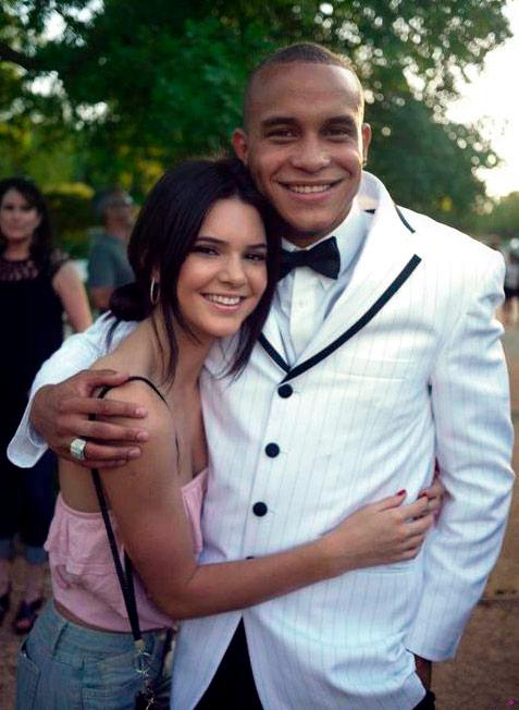 Julian Brooks fue el primer novio conocido de la modelo. Estuvieron juntos en la secundaria, exactamente de 2012 a 2013.