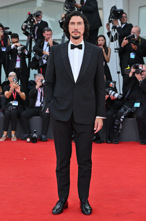Adam DriverEl actor estadounidense de 39 años desfiló por la alfombra roja del festival durante la premiere de “Ferrari”, que hizo su debut en el segundo día del Festival de Venecia.