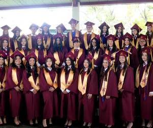 Con sonrisas, emoción y la satisfacción de una meta cumplida, los seniors de Mayan School celebraron su esperada graduación. Rodeados de sus familias, docentes y seres queridos, los graduandos vivieron una ceremonia especial en la que fueron reconocidos por su esfuerzo, dedicación y logros académicos, dando paso al inicio de nuevos desafíos y oportunidades en su camino hacia el futuro.