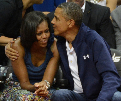 Polémica en EE UU por beso de los Obama