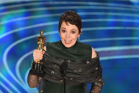<b>Olivia Colman</b>La actriz británica ganó el Oscar a Mejor Actriz por ‘La favorita’ en los Oscars 2019, su discurso fue el más cómico debido a que, Olivia estaba sorprendida por haber ganado el premio.”Esto es realmente bastante estresante. Esto es hilarante. ¡He ganado un Oscar! ¡Hola! Bueno. Tengo que agradecer a mucha gente. Si, por cierto, me olvido de alguien, los encontraré más tarde y les daré un beso enorme”. Concluyó con sacar la lengua a la cámara cuando le hicieron señal que terminara el discurso, acabo saludando a Lady Gaga.