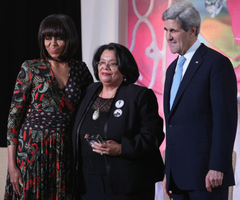 Michelle Obama entrega premio a rectora de la UNAH