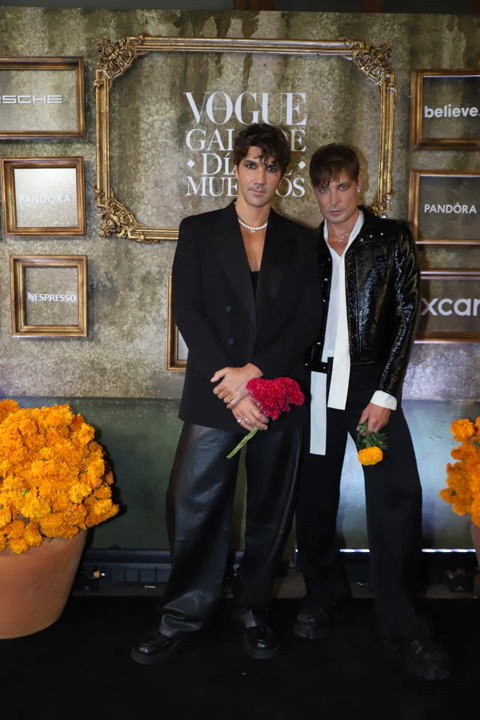 Los directores creativos de Pandora, Filippo Ficarelli y Francisco Terzo, destacaron en el evento de VOGUE con diseños estéticamente impresionantes. Lucían realmente elegantes y sofisticados.