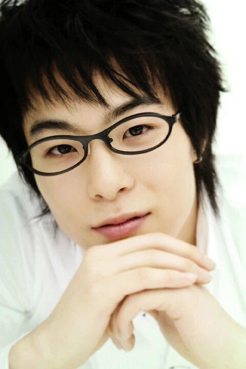 Kim Min Soo de Monday Kiz sufrió un accidente de moto en 2007, pero pudo rehabilitarse y estar en buenas condiciones, no obstante, un año después, el cantante nuevamente tomó su motocicleta para estamparse contra un árbol que le provocó la muerte.