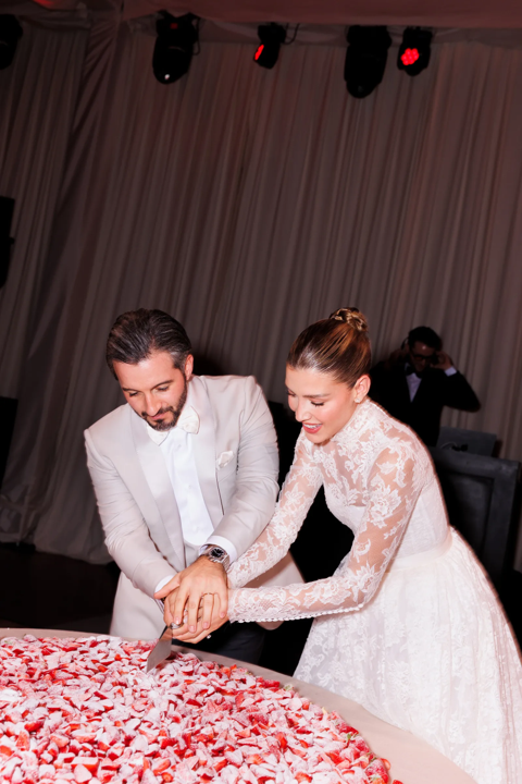 Las sorpresas para la pareja no terminan, ya que su luna de miel se celebrará en una ubicación misteriosa y secreta, añadiendo emoción a su viaje juntos.
