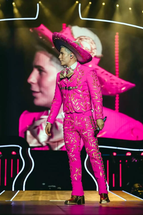 El traje de charro rosado que <b>Christian Chávez</b> lució durante uno de los conciertos de RBD generó una auténtica controversia en México, ya que numerosas personas lo percibieron como una “falta de respeto” hacia la vestimenta tradicional del país azteca. Pero aun así, sigue luciendo fabuloso.