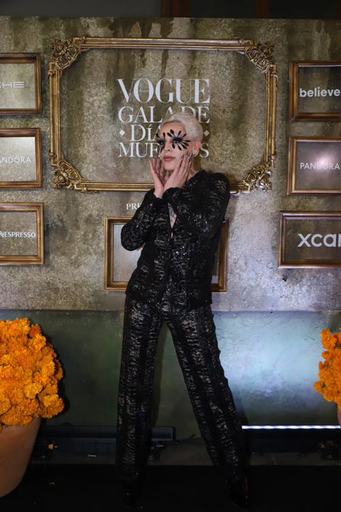 El influencer de TikTok, <b>Kunno</b>, deslumbró en la alfombra negra con un elegante atuendo negro.