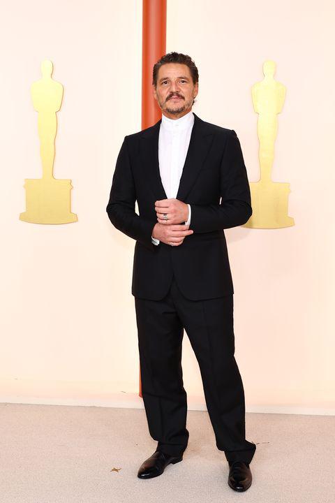 <b>Pedro Pascal </b>El chileno lucio clásico y elegante smoking negra de Zegna con una camisa blanca estilo mao.