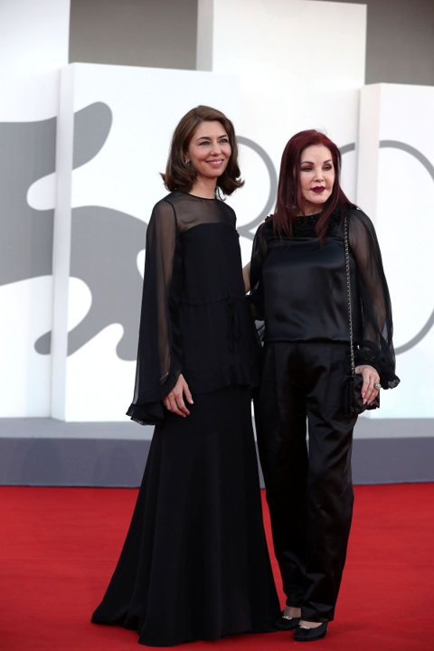 <b>Sofia Cappola y Priscilla Presley</b><b>La directora de cine y la ex esposa de Elvis Presley asistieron al festival vestidas de Chanel para poder disfrutar de la película “Priscilla”, que narra la vida de Elvis Presley bajo la perspectiva de quien fue su pareja.</b>