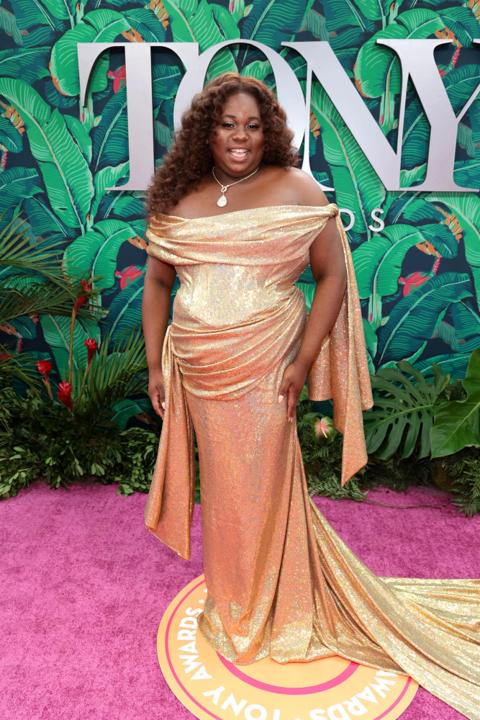<b>Alex Newell</b>Portando un hermoso vestido bronce diseñado por Christian Siriano, la estrella de Broadway se presentó en la alfombra rosa para luego ganar su primer Tony Award.