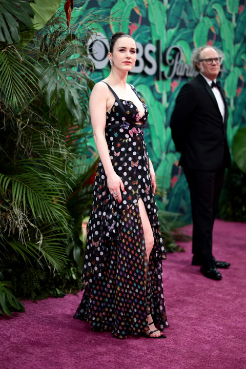 <b>Rachel Brosnahan</b>La ganadora del Globo de Oro, utilizó un vestido negro de la última colección de Versace en colaboración con Dua Lipa.