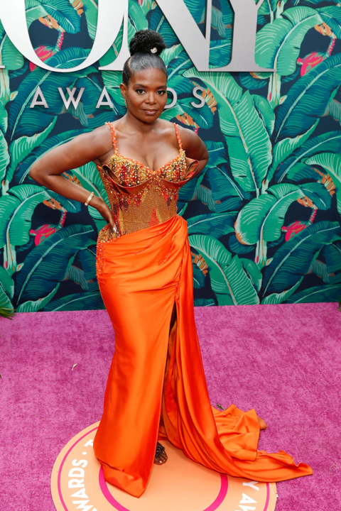 <b>LaChanze</b>La ganadora del Tony gracias a su papel en la obra de teatro “The Color Purple” en el 2006, se vistió de Pistis Ghana.
