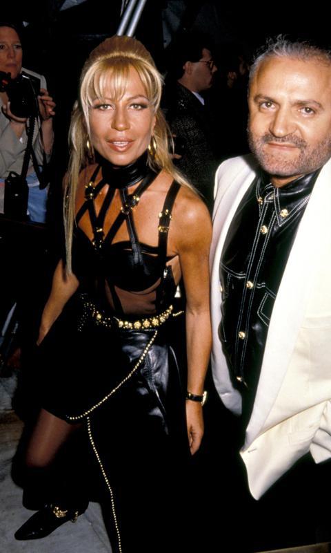 Ese mismo año, la Met Gala se realizó bajo la temática ‘’Fashion and History: A Dialogue’’, Donatella Versace lució este diseño subiendo las escaleras del icónico Museo Metropolitano de New York.