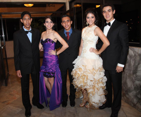 Seniors de la Mayan School se graduan