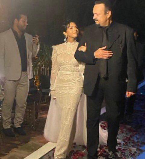 El 24 de julio, salieron a la luz imágenes donde se ve a la pareja en el altar. La ceremonia privada se desarrolló en la hacienda San Gabriel de las Palmas, localizada en el estado de Morelos. Pedro Aguilar entregó a su hija en el altar.