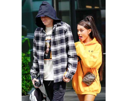 Cuando ella tan solo tenía dos meses de estar soltera, estallan los rumores sobre qué ocurre algo entre Ariana y Davidson. Estos chismes comenzaron cuando ambos acudieron a la fiesta de SNL y se supone que se encontraban muy apegados.