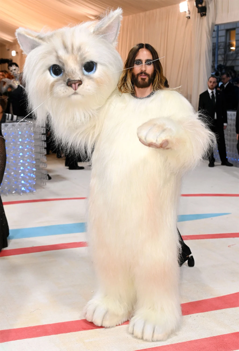 <b>Jared Leto</b> hizo una entrada memorable en la MET Gala 2023 al lucir un extravagante traje inspirado en un gato gigante, rindiendo homenaje a Choupette, la icónica mascota de Karl Lagerfeld.