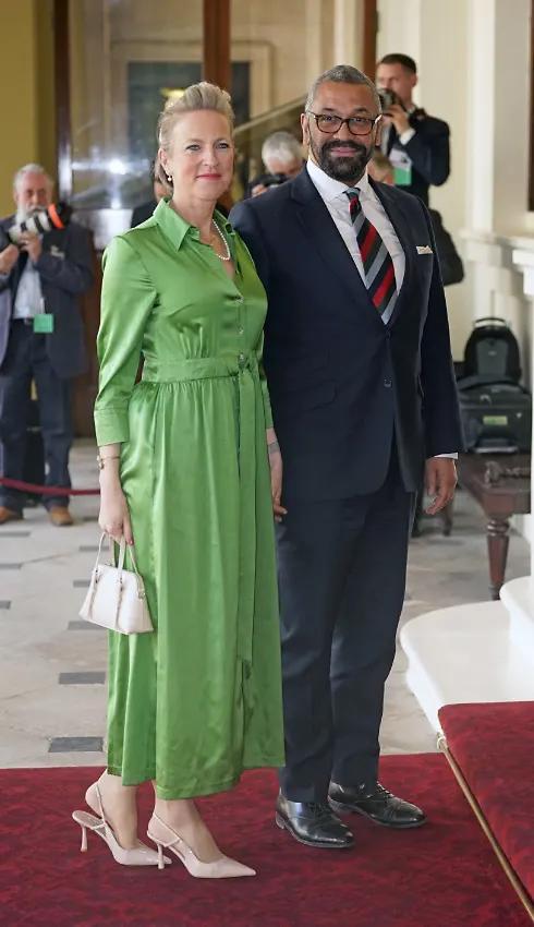 <b>James Cleverly, </b>secretario de Estado para Relaciones Exteriores y de la Commonwealth, con su esposa Janet Temple Cleverly 