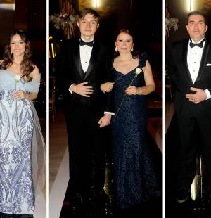 El Salón Copantl Convention Center fue el escenario para una noche inolvidable, organizada por la junta de padres de familia de la generación 2025 de Western International School, con motivo de su graduación de secundaria. Uno de los momentos más emotivos fue el desfile de padres e hijos sobre una pasarela negra con efecto espejo, que los condujo a la pista acrílica donde compartieron un emotivo vals al ritmo de “One Call Away” de Charlie Puth.