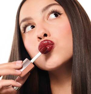 Cada día la ciencia avanza más, tanto en salud como en belleza, y hoy los labiales y brillos con ácido hialurónico se han convertido en las estrellas de tu neceser. No solo hidratan, reparan y suavizan, sino que también aportan un extra de volumen a tus labios. Te conquistarán al instante.