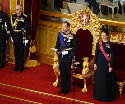 El Rey Haakon VIII jura lealtad a la Constitución de Noruega
