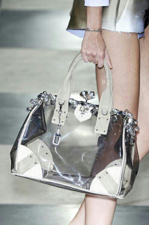 Cómo incorporar bolsos transparentes en tus outfits