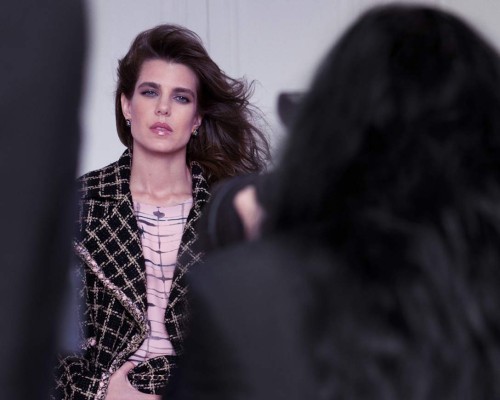 Carlota posa con piezas de la colección SS2021, confeccionada en una paleta de colores en los que el rosa, negro y blanco cobran protagonismo<br/>