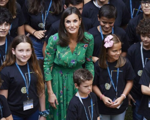 Reina Letizia deslumbra glamour con nuevo estilo de vestido