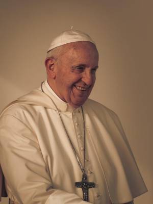 A lo largo de su pontificado, el Papa Francisco nos dejó momentos que quedarán en la memoria del mundo; que no solo reflejaron su liderazgo espiritual, sino también su cercanía con las personas, su humildad genuina y su compromiso por una Iglesia más humana. Fueron mensajes silenciosos que decían todo. A continuación, te presentamos una selección de escenas que definieron su legado.