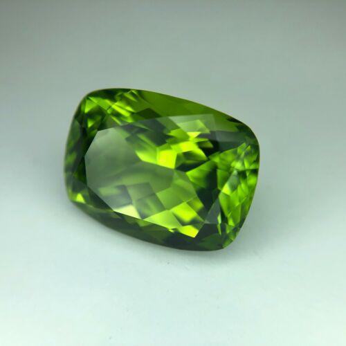 Agosto – Peridoto. Su nombre se deriva de la palabra árabe faridat que significa gema. Esta piedra suele ser usada en talismanes por sus propiedades curativas y por dar protección a quien la lleva puesta. Se cree que si llevas esta piedra colgada en el pecho te ayudará a atraer el amor. 