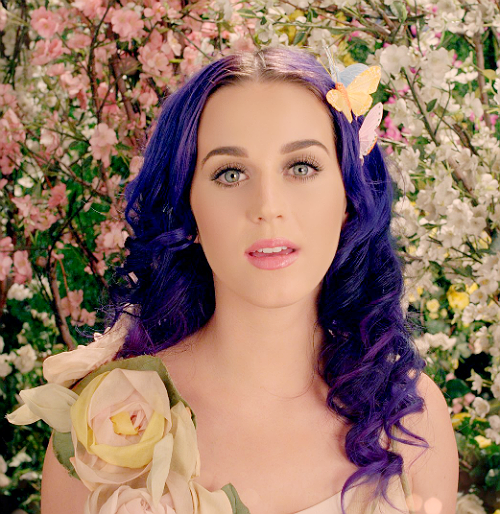 Wide Awake de Katy Perry está inspirada en su separación con el actor Rusell Crowe. Además de ese single le dedicó “Circle the drain” y “Ghost”. 