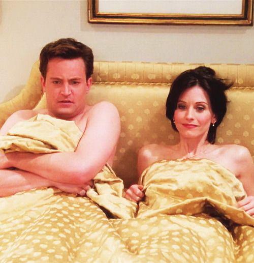 ”Para contar un poco de trasfondo, se suponía que Chandler y Monica tendrían una aventura de una noche en Londres. Pero debido a la reacción del público, se convirtió en el comienzo de su historia de amor”. 