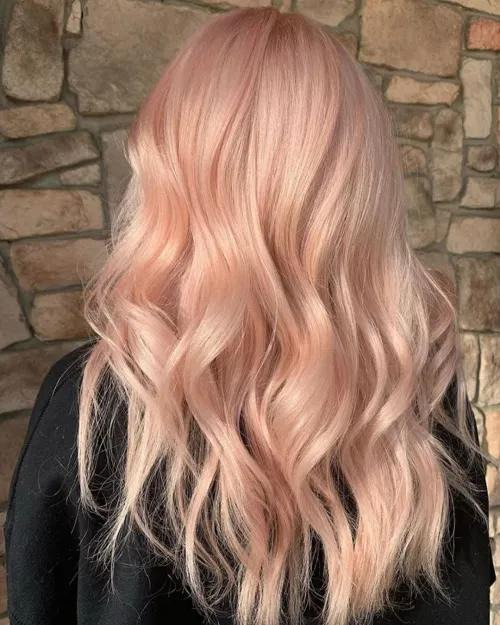 Peachy Rose Gold que a diferencia de su hermano el Rose Gold, este color pasa de un cobre pastel. Perfecto para los rubios o castaños claros.