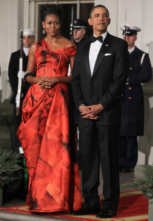 <b>Michelle Obama (2011)</b>La esposa del ex presidente de los Estados Unidos lució un vestido rojo floral de la diseñadora para una cena de Estado.