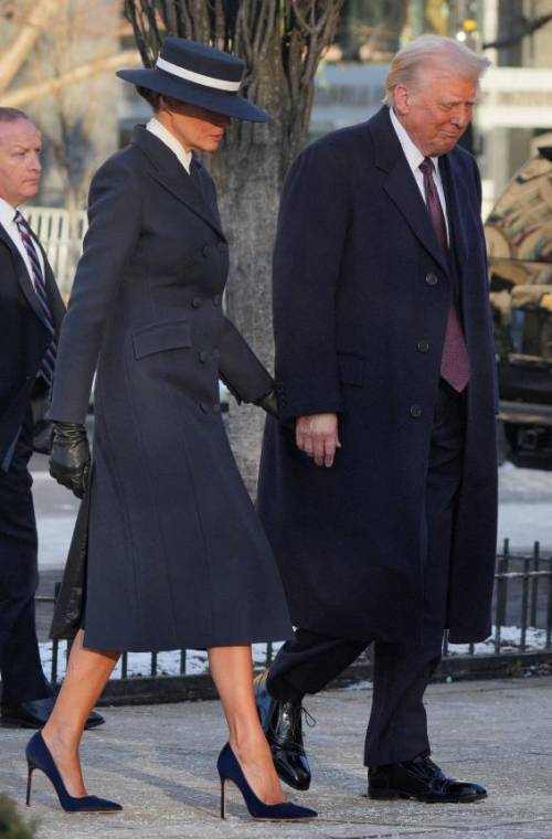 Melania Trump acompaña a su esposo Donald Trump a la misa ofrecida en una iglesia episcopal situada en las inmediaciones de la Casa Blanca, con la que comenzó la histórica jornada de investidura. La primera dama luce un diseño en tono oscuro con un sombrero estilo canotier que cubría su rostro casi en su totalidad.