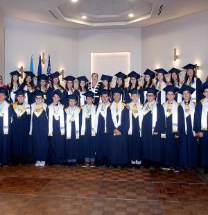 Los seniors 2025 del Liceo Bilingüe Centroamericano recibieron sus títulos como bachilleres en Ciencias y Humanidades durante una solemne ceremonia realizada en el salón Jerusalén del Club Hondureño Árabe. Durante los actos, se entregó la medalla Valedictorian a Isabella Romero, mientras que Juan Carlos Machado Pineda recibió la medalla Salutatorian, por alcanzar los mejores índices académicos.
