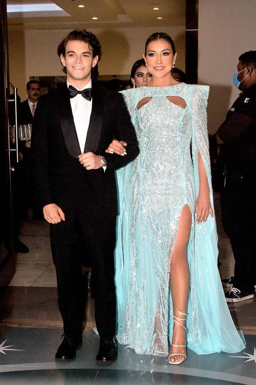 Una noche desbordante de emociones entre baile, brindis, selfis y regocijo familiar.En esta foto: Lorenzo y su madre Ericka Morales.