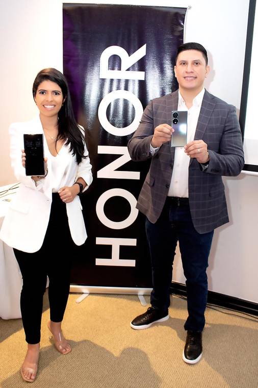 Ana Grimaldo, directora de mercadeo y relaciones públicas para Honor Centroamérica, y Ever Arias, Retail Manager Honor.