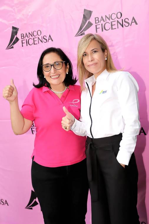 Banco Ficensa realizó la entrega del donativo recaudado durante la campaña Rosa 2022 “Apúntate a ayudar” a beneficio de FUNHOCAM. El éxito de esta campaña fue posible Gracias al apoyo de sus clientes y colaboradores que se sumaron a esta gran causa. Rosemonde Abedrabbo y Maureen Higgins.