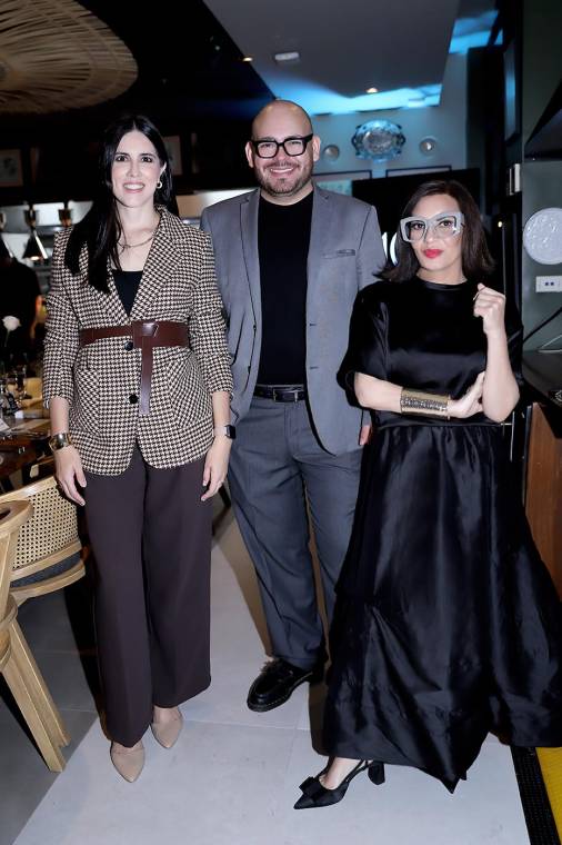 En el restaurante 9 Patrias se vivió una noche mágica para celebrar la décima edición de BAC Estilo Moda, el evento más importante de la moda en Honduras. Diseñadores, invitados especiales y aliados estratégicos se reunieron en una cena íntima que rindió homenaje a quienes, con su talento y visión, han marcado el rumbo de la industria nacional. Entre risas, brindis y recuerdos, la velada fue un reflejo de todo lo que representa esta plataforma: creatividad, identidad y orgullo hondureño.
