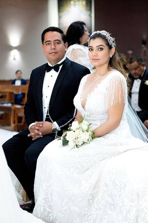 Durante una solemne ceremonia realizada en el templo San Juan Bosco de Tegucigalpa unieron sus vidas Cindy Osorto y Miguel Lanza. Una hermosa selección de cantos y lecturas alusivas al amor complementaron la liturgia ofrecida por el padre Ronal Córdova.