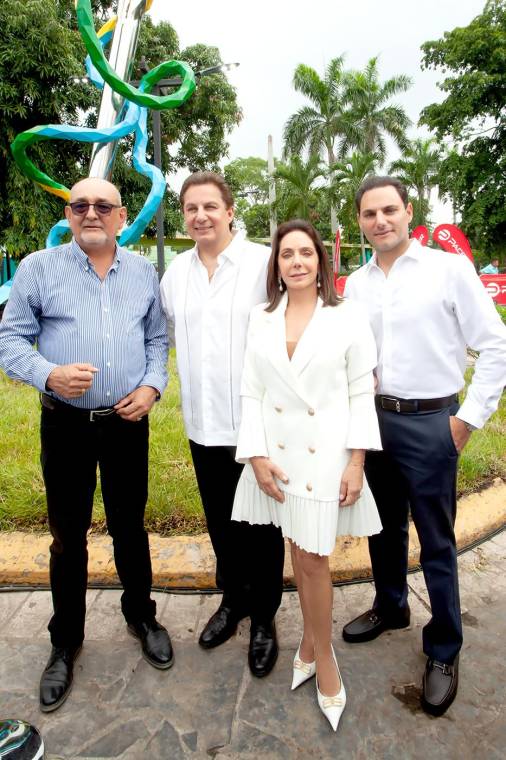 En una emotiva ceremonia matutina, ejecutivos de Industrias Pacer, autoridades municipales y representantes del sector maquilero se reunieron en el parque de la ciudad de Choloma para inaugurar un Monumento dedicado al talento y la mano de obra hondureña. Este evento destacó la importancia de los trabajadores locales en el progreso de la industria y honró sus valiosas contribuciones al desarrollo del país. En la foto: El alcalde de Choloma, Gustavo Mejía, con los empresarios Mario Miguel, Sandra y Juan Carlos Canahuati.