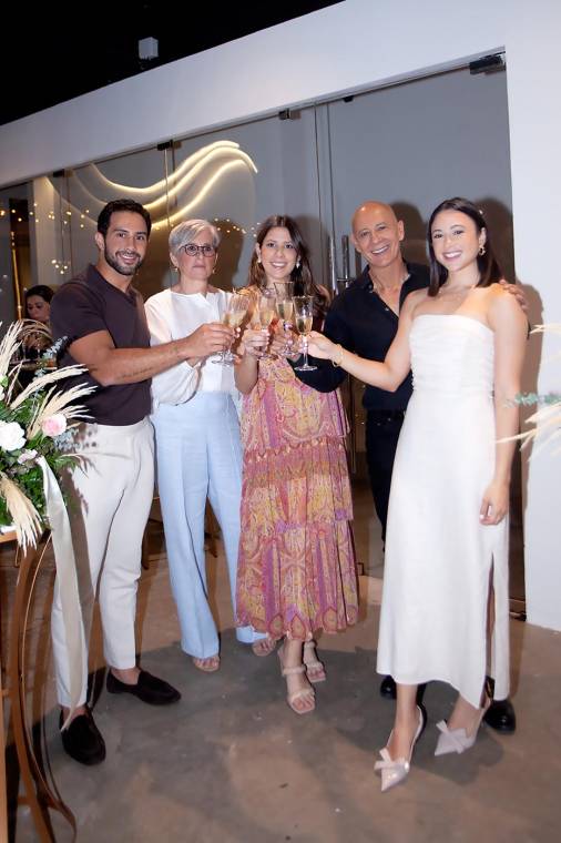 Fernando, Carmen, Michelle, Junio e Isabella Marsan, durante el brindis por el éxito de A’reve Studio.