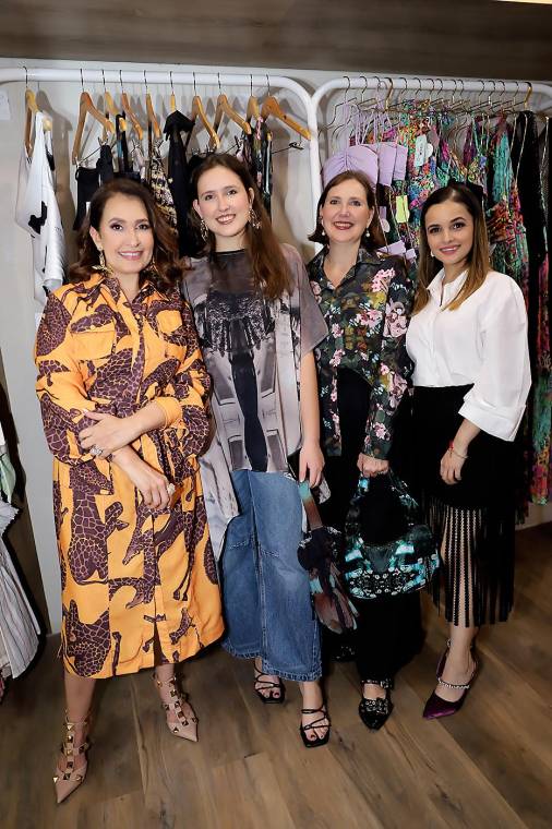 <b>Avoka</b>, la nueva concept store que reúne el talento y las iniciativas de emprendedores fashionistas, ha abierto sus puertas en Mall Multiplaza, consolidándose como un punto de encuentro para quienes buscan tendencias únicas y diseños exclusivos. Este innovador espacio se posiciona como una plataforma que impulsa a creativos locales y marcas emergentes, brindándoles un escaparate para conectar con un público ávido de propuestas auténticas y originales.