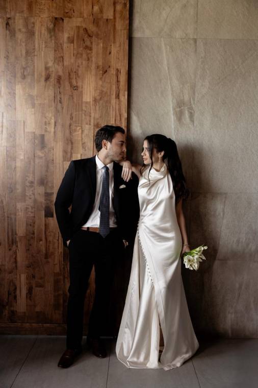 Memorable, íntima y llena de amor. Así fue la velada en la que Joana Bandy y Aldo Lanzas unieron sus vidas en una emotiva ceremonia civil, oficiada por el abogado Víctor Pineda. El exclusivo evento tuvo lugar en el elegante restaurante Cima en Plaza Los Próceres, donde los testigos de acta, Johnny Chahín y Martín Lanzas, firmaron para dar fe de este importante compromiso. Acompañados por sus seres queridos, los novios compartieron este momento especial con sus padres: Aldo José y Sandra Lanzas, Jorge Alejandro Bandy y Carmen Chahín, quienes fueron testigos del inicio de una nueva etapa en sus vidas.