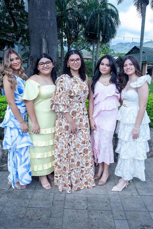Vestidos con atuendos casuales, los seniors 2025 de Happy Days &amp; Freedom School llegaron al salón Terraza del hotel Copantl para disfrutar de un desayuno especial ofrecido por los padres de familia. El ambiente fue elegante y acogedor, bajo la coordinación de la planner <b>Marcela Cueva</b>. El desayuno se extendió por varias horas entre sesiones de fotos, la degustación de un variado buffet internacional y, por supuesto, las infaltables anécdotas.