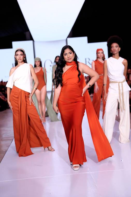 Emocionada, Rashell Fuentes llegó a BAC Estilo Moda para presentar su colección cápsula “Dunas”, una propuesta que narra la transformación del Sahara: de la desconexión al encuentro pleno con su esencia. “Deseo que el público conecte con mi esencia, que perciban la historia detrás de cada pieza y que esta plataforma sea el inicio de un camino sólido para mi marca”, expresó.