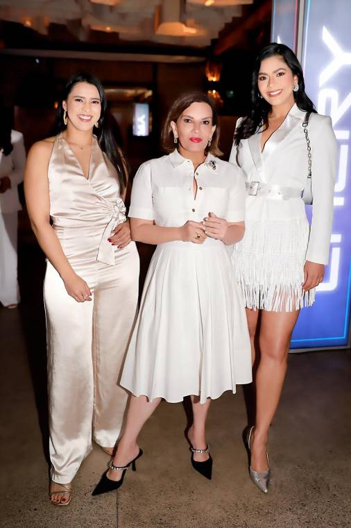 Chery Honduras y Revista Estilo crearon una velada inolvidable durante la presentación de Burberry Goddess en Bombau. La cena fue un derroche de elegancia, buena compañía y emocionantes sorpresas para todos los asistentes. Ataviados de blanco, cada invitado tuvo la oportunidad de sumergirse en la nueva fragancia y asombrarse con los impresionantes automóviles. Norma Farías, Blanca Bendeck y Loren Mercadal.